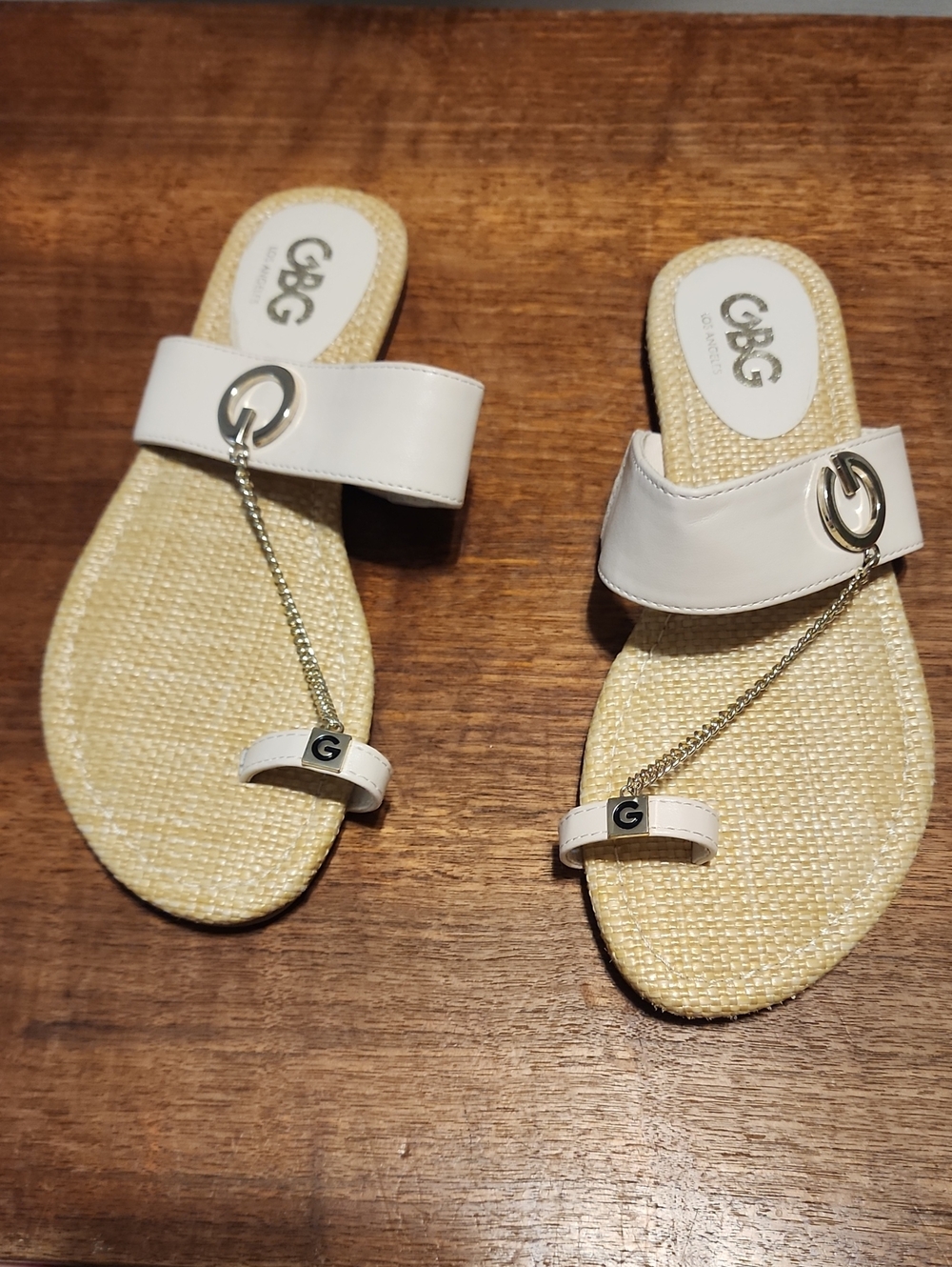 GBG Los Angeles White Chain Toe-Ring Sandals